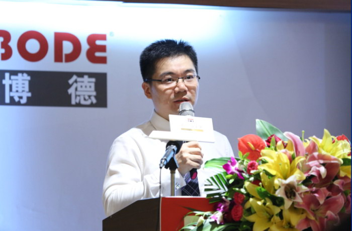 8午夜成人小电影事業部總經理秦海勝作全麵的銷售數據分析，並提出本次活動的優惠政策和下半年的計劃.jpg