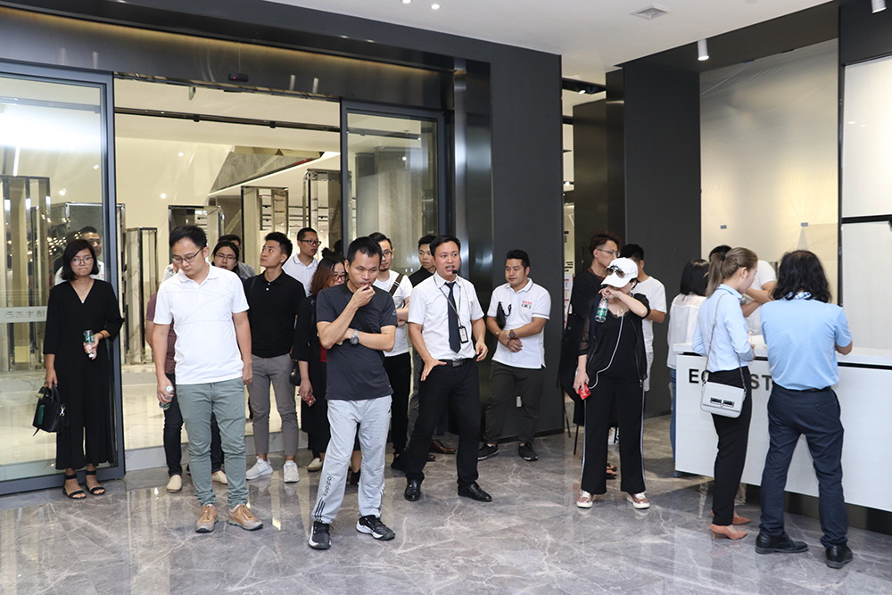 廣州設計師們參觀午夜成人小电影展廳