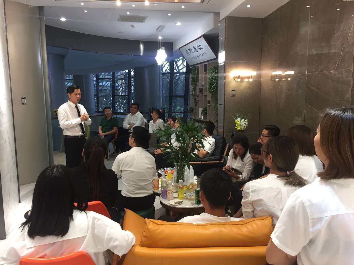 午夜成人小电影與星藝裝飾領導交流